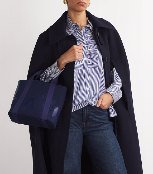 Harrods
Mini Cotton Logo Tote Bag (Navy)حقيبة قطنية بشعار هارودز حجم صغير لون ازرق داكن