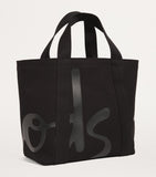 Harrods

Mini Cotton Logo Tote Bag (Black)..حقيبة صغيرة من القطن بشعار (اسود)