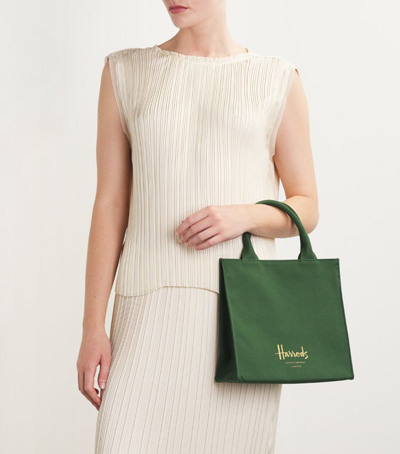 Harrods

Small Cotton Logo Tote Bag (Dark green)..حقيبة صغيرة من القطن باللون الاخضر الغامق