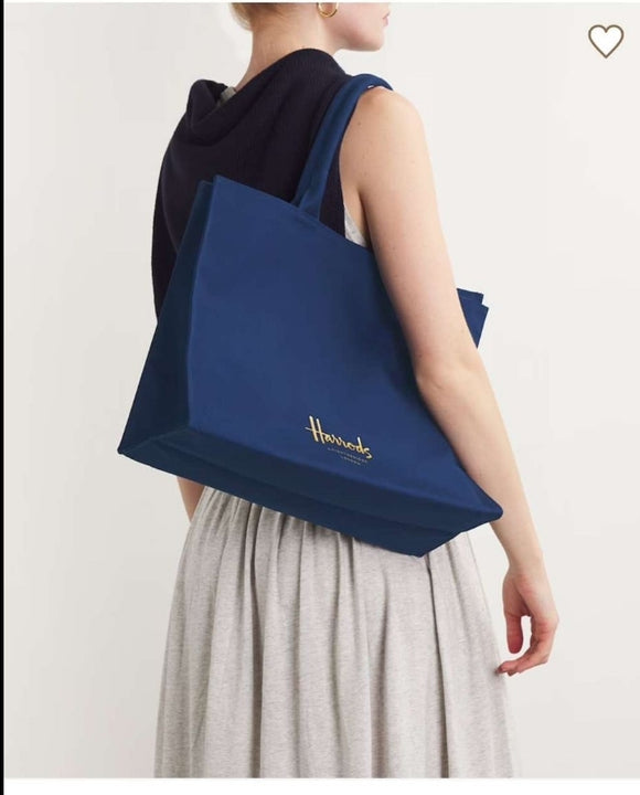 Harrods
Large Cotton Logo Tote Bag ( Navy)حقيبة كبيرة من القطن لون ازرق داكن