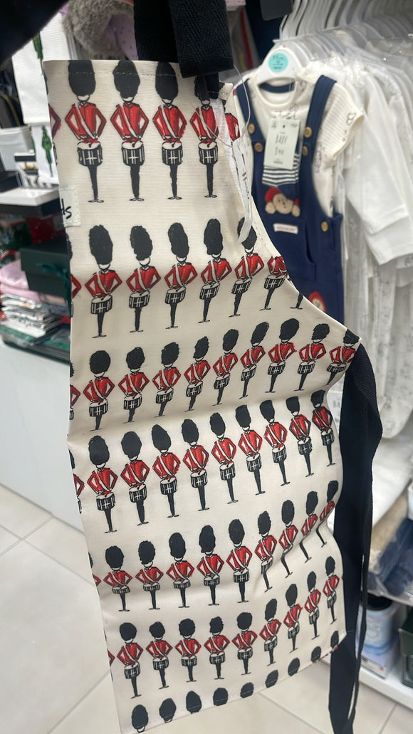 Guardsmen Kids Apron...مريلة للأطفال بنقشة حارس الملكة