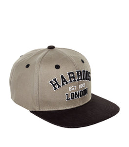 Varsity Logo Flat Peak Cap Grey..قبعة مسطحة بشعار الجامعة باللون الرمادي