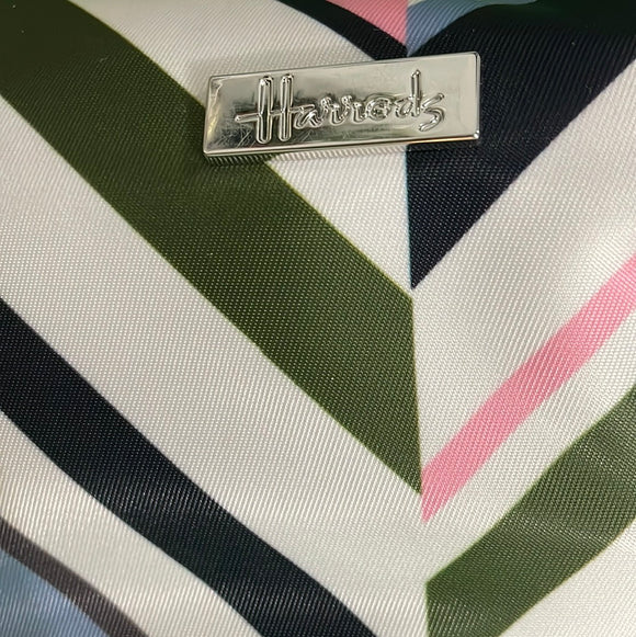 Chevron Foldable Cosmetic Bag....حقيبة مستحضرات تجميل قابلة للطي من شيفرون